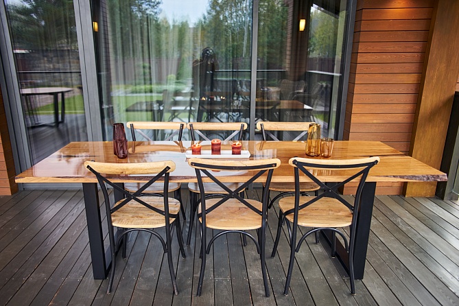 Spacious dining table that serves 6&nbsp;to&nbsp;8&nbsp;people