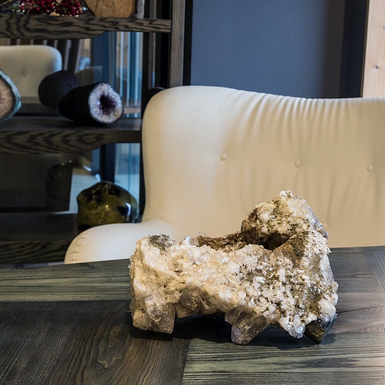 Чёрный кристалл - Древний минерал