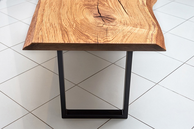 Table stand: playing on&nbsp;contrast